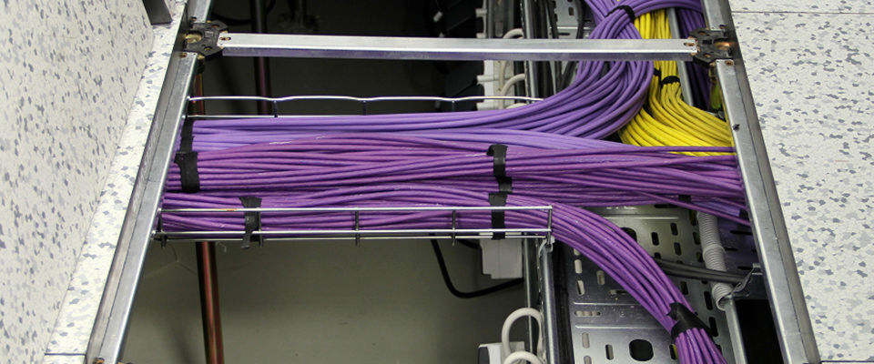 Im Atman-Rechenzentrum lässt der Betreiber ATM S.A. DataCenter-Insider-Leser gar in den Doppelboden schauen. Im Atman-Rechenzentrum lässt der Betreiber ATM S.A. DataCenter-Insider-Leser gar in den Doppelboden schauen.