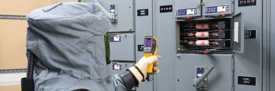 Durch die Verwendung von IR-Thermometern können Techniker einen sicheren Abstand zum Gerät und seinen Komponenten einhalten und genaue Temperaturdaten ermitteln. Um eine genaue Temperatur zu erhalten, muss man sich bewusst sein, dass die Messgenauigkeit mit zunehmendem Abstand abnimmt, da das Thermometer eine Durchschnittstemperatur des gemessenen Bereiches erfasst. Durch die Verwendung von IR-Thermometern können Techniker einen sicheren Abstand zum Gerät und seinen Komponenten einhalten und genaue Temperaturdaten ermitteln. Um eine genaue Temperatur zu erhalten, muss man sich bewusst sein, dass die Messgenauigkeit mit zunehmendem Abstand abnimmt, da das Thermometer eine Durchschnittstemperatur des gemessenen Bereiches erfasst.