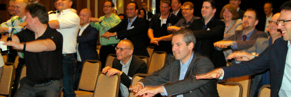 Christoph Reininger, Head of BI bei Runtastic, ließ zur allgemeinen Überraschung das ganze Auditorium zum Aufwärmen Kniebeugen machen, erst danach startete er seine Präsentation. Christoph Reininger, Head of BI bei Runtastic, ließ zur allgemeinen Überraschung das ganze Auditorium zum Aufwärmen Kniebeugen machen, erst danach startete er seine Präsentation.