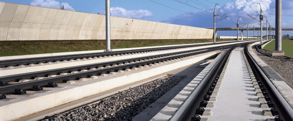 In nur sieben Stunden und 15 Minuten zog das gesamte Rechenzentrum von Rail.One an einen neuen Standort um. In nur sieben Stunden und 15 Minuten zog das gesamte Rechenzentrum von Rail.One an einen neuen Standort um.