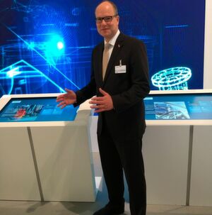 Siemens Division CEO Jürgen Brandes: "Industries that are facing a change need speed and innovation. Here our holistic concept can be applied. It's not just about engineering. It's not just about uniform data storage. It's about deriving optimization from this data to raise the company to the next level of productivity." Siemens Division CEO Jürgen Brandes: "Industries that are facing a change need speed and innovation. Here our holistic concept can be applied. It's not just about engineering. It's not just about uniform data storage. It's about deriving optimization from this data to raise the company to the next level of productivity."