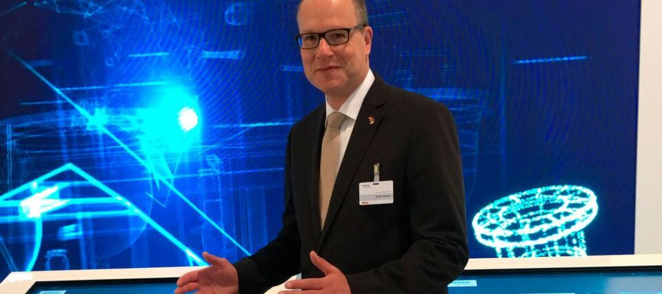 Siemens-Division-Chef Dr. Jürgen Brandes sieht seine Division Process Industries and Drives in den Branchen Chemie- und Pharmaindustrie sehr gut aufgestellt, sieht aber Nachholbedarf in der Öl- und Gasindustrie. Siemens-Division-Chef Dr. Jürgen Brandes sieht seine Division Process Industries and Drives in den Branchen Chemie- und Pharmaindustrie sehr gut aufgestellt, sieht aber Nachholbedarf in der Öl- und Gasindustrie.