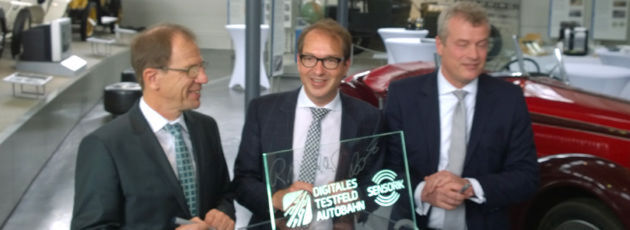 Unterzeichnen den Innovationsvertrag zum Aufbau von Radarsensorik auf dem Digitalen Testfeld Autobahn (von links): Dr. Reinhard Ploss, CEO Infineon Technologies AG. Alexander Dobrindt und Dr. Jochen Eickholt, CEO Division Mobility, Siemens AG. Unterzeichnen den Innovationsvertrag zum Aufbau von Radarsensorik auf dem Digitalen Testfeld Autobahn (von links): Dr. Reinhard Ploss, CEO Infineon Technologies AG. Alexander Dobrindt und Dr. Jochen Eickholt, CEO Division Mobility, Siemens AG.