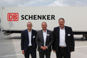 Bei der Einweihung (v.l.): Kurt Leidinger (Vorstandsvorsitzender Schenker Deutschland), Christian Schulz (Ltr. Geschäftsstelle Hannover) und Marcel Vogler (Vorstand Landverkehre). Bei der Einweihung (v.l.): Kurt Leidinger (Vorstandsvorsitzender Schenker Deutschland), Christian Schulz (Ltr. Geschäftsstelle Hannover) und Marcel Vogler (Vorstand Landverkehre).