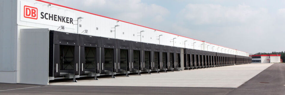 Am Flughafen Hannover-Langenhagen hat DB Schenker ein leistungsfähiges, nachhaltiges Umschlagterminal mit 7800 m² Lagerfläche eingeweiht. Am Flughafen Hannover-Langenhagen hat DB Schenker ein leistungsfähiges, nachhaltiges Umschlagterminal mit 7800 m² Lagerfläche eingeweiht.