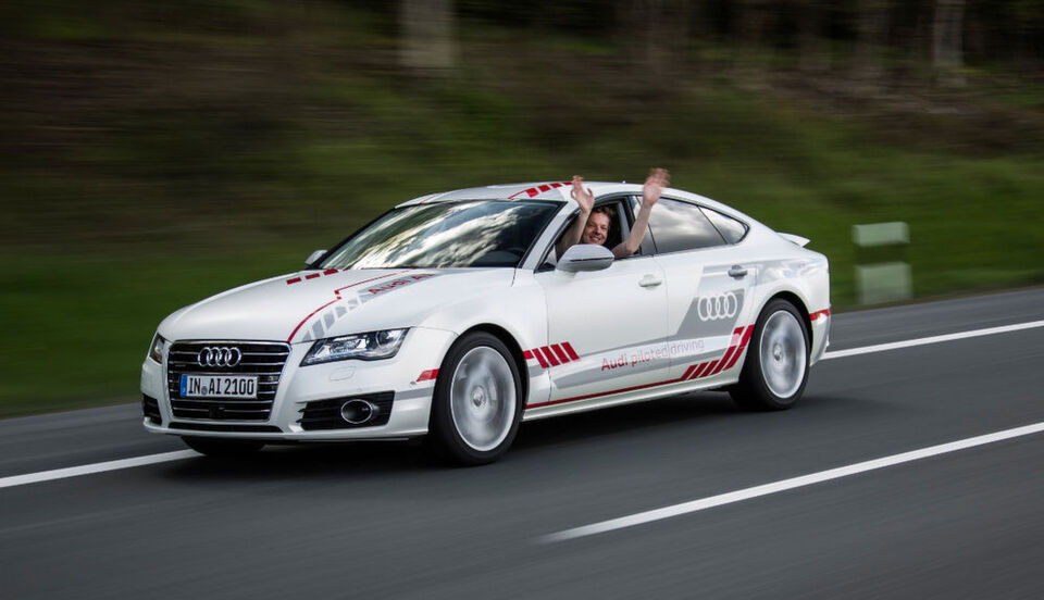 Freihändig im Auto fahren? Einkontinuierlicher Datenstrom macht es möglich. Die Ingenieure von Audi arbeiten bereits daran. Freihändig im Auto fahren? Einkontinuierlicher Datenstrom macht es möglich. Die Ingenieure von Audi arbeiten bereits daran.