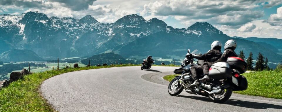 Mit dem richtigen Reifen macht das Motorradfahren nochmal mehr Spaß. Welcher zu einem passt, soll man in den Videos von MotorradreifenDirekt.de herausfinden. Mit dem richtigen Reifen macht das Motorradfahren nochmal mehr Spaß. Welcher zu einem passt, soll man in den Videos von MotorradreifenDirekt.de herausfinden.