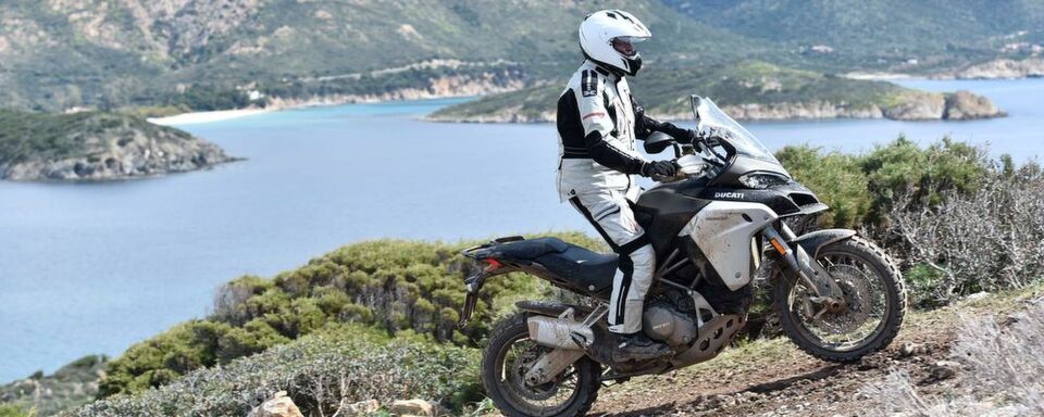 Ducati stellt sich noch breiter auf und drängt mit Macht in neue Segmente: Nach den Cruisern stehen jetzt die Reiseenduros auf dem Eroberungsplan. Die Enduro-Variante der Multistrada 1200 S soll’s richten. Ducati stellt sich noch breiter auf und drängt mit Macht in neue Segmente: Nach den Cruisern stehen jetzt die Reiseenduros auf dem Eroberungsplan. Die Enduro-Variante der Multistrada 1200 S soll’s richten.