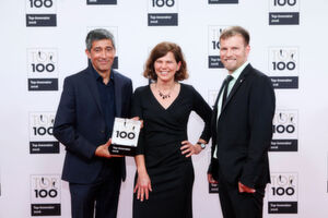 Ranga Yogeshwar (l.) überreicht Anke Bördgen und Dr. Marc Diener (r.) von Knauer den Top-100-Preis. Ranga Yogeshwar (l.) überreicht Anke Bördgen und Dr. Marc Diener (r.) von Knauer den Top-100-Preis.