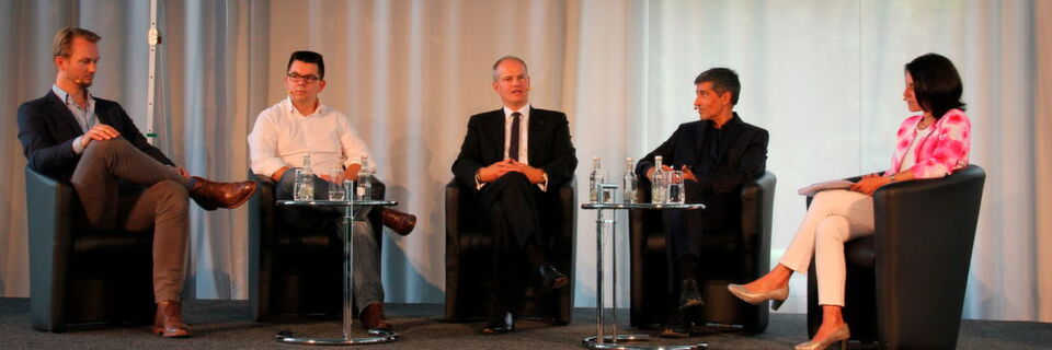 Zum Thema Business-Model- Innovation als Ansatz für die Innovationsstrategie diskutierten (von links): Alexander Schwarz (General Manger Deutschland von Airbnb), Dirk Graber (Gründer und CEO von Mister Spex), Matthias Stotz (Geschäftsführer der Uhrenfabrik Junghans) und Ranga Yogeshwar (Wissenschaftsjounalist und TV-Moderator). Moderiert wurde das Gespräch von Kathrin Adamski (Journalistin und Medieningenieurin). Zum Thema Business-Model- Innovation als Ansatz für die Innovationsstrategie diskutierten (von links): Alexander Schwarz (General Manger Deutschland von Airbnb), Dirk Graber (Gründer und CEO von Mister Spex), Matthias Stotz (Geschäftsführer der Uhrenfabrik Junghans) und Ranga Yogeshwar (Wissenschaftsjounalist und TV-Moderator). Moderiert wurde das Gespräch von Kathrin Adamski (Journalistin und Medieningenieurin).