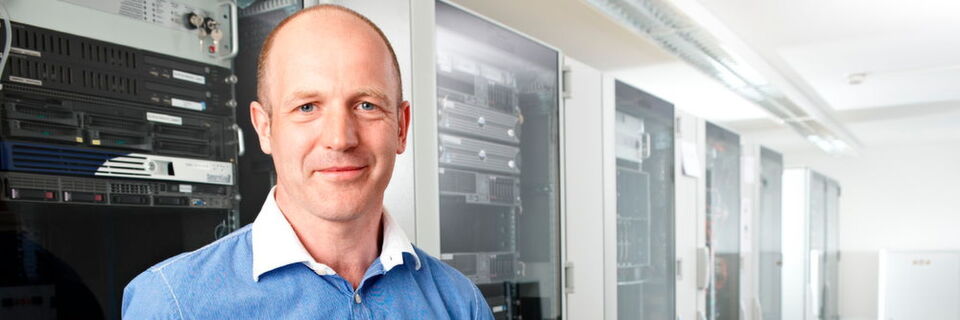 Peter Hartl im neuen Rechenzentrum Peter Hartl im neuen Rechenzentrum