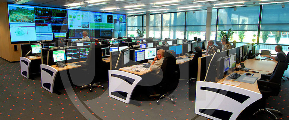 Im Kontrollzentrum der Fiducia Gruppe: Das Kerngeschäft des Dienstleisters liegt im Rechenzentrumsbetrieb mit Großrechner-Technologie sowie in der Entwicklung und Implementierung integrierter IT-Anwendungen in der genossenschaftlichen Finanz Gruppe. Im Kontrollzentrum der Fiducia Gruppe: Das Kerngeschäft des Dienstleisters liegt im Rechenzentrumsbetrieb mit Großrechner-Technologie sowie in der Entwicklung und Implementierung integrierter IT-Anwendungen in der genossenschaftlichen Finanz Gruppe.