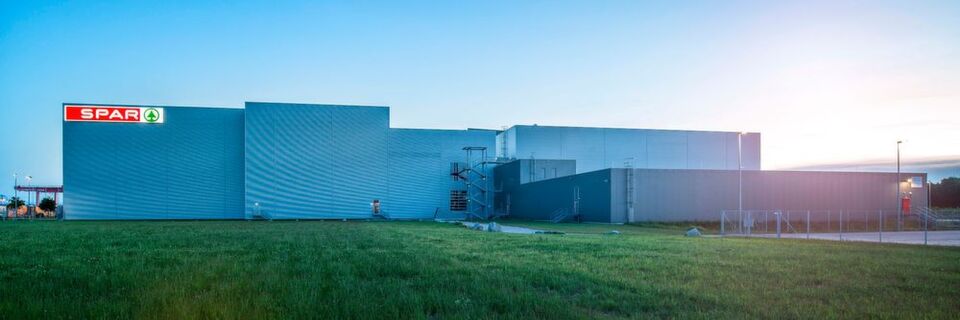 Das Spar-Zentrallager in Wels gilt als eines der innovativsten Logistikzentren Österreichs und ist auch international ein Vorzeigeprojekt. Das Spar-Zentrallager in Wels gilt als eines der innovativsten Logistikzentren Österreichs und ist auch international ein Vorzeigeprojekt.