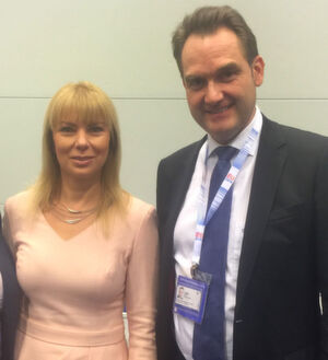 Elzbieta Bienkowska, EU Kommissarin für den Binnenmarkt, Industrie und Unternehmertum sowie kleine und mittlere Unternehmen, und Dr. Oliver Grün, Präsident der European DIGITAL SME Alliance. Elzbieta Bienkowska, EU Kommissarin für den Binnenmarkt, Industrie und Unternehmertum sowie kleine und mittlere Unternehmen, und Dr. Oliver Grün, Präsident der European DIGITAL SME Alliance.
