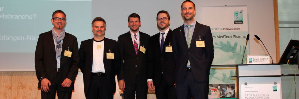 Moderator und Devicemed-Chefredakteur Peter Reinhardt (li.), sowie die vier Vortragenden: Dr. Torsten Eckardt (Hermes Arzneimittel), Dr. Christoph Steinhauser (Siemens Healthinieers), Matthias Raß (Universität Erlangen-Nürnberg) und Dr. Patrick Pfeffer (Aescuvest) (v.l.n.r.). Moderator und Devicemed-Chefredakteur Peter Reinhardt (li.), sowie die vier Vortragenden: Dr. Torsten Eckardt (Hermes Arzneimittel), Dr. Christoph Steinhauser (Siemens Healthinieers), Matthias Raß (Universität Erlangen-Nürnberg) und Dr. Patrick Pfeffer (Aescuvest) (v.l.n.r.).