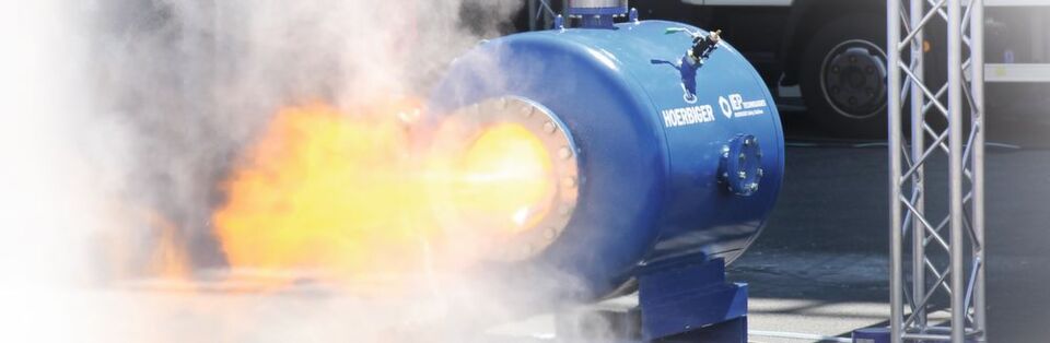 Damit es nicht zum Äußersten kommt: Live-Vorführungen unterstrichen das zerstörerische Potenzial der Explosionen, aber auch, wie sie sich wirksam bekämpfen lassen. Damit es nicht zum Äußersten kommt: Live-Vorführungen unterstrichen das zerstörerische Potenzial der Explosionen, aber auch, wie sie sich wirksam bekämpfen lassen.