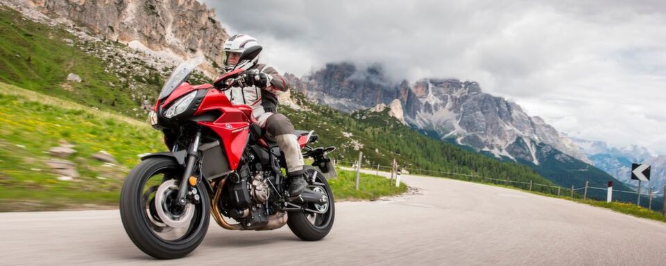 Auch fahrwerksseitig steht bei der Yamaha Tracer 700 Agilität im Vordergrund. Auch fahrwerksseitig steht bei der Yamaha Tracer 700 Agilität im Vordergrund.