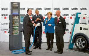Am Puls der Zeit: Präsentation des neuen Schnelllade-System CCS plus auf der Hannover Messe 2016 (v.l.r.n): Frank Stührenberg, Vorsitzender der Geschäftsführung der Phoenix Contact-Gruppe; US-Präsident Barack Obama; Bundeskanzlerin Angela Merkel; Jack Nehlig, Präsident von Phoenix Contact Incorp., USA. Am Puls der Zeit: Präsentation des neuen Schnelllade-System CCS plus auf der Hannover Messe 2016 (v.l.r.n): Frank Stührenberg, Vorsitzender der Geschäftsführung der Phoenix Contact-Gruppe; US-Präsident Barack Obama; Bundeskanzlerin Angela Merkel; Jack Nehlig, Präsident von Phoenix Contact Incorp., USA.