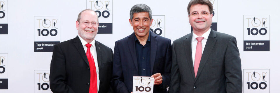 Top 100 Mentor Rangar Yogeshwar überreicht psb Geschäftsführer Werner Klein (rechts im Bild) und psb Leiter Vertrieb Innendienst Ulrich Russ (links im Bild) die Auszeichnung „Top-Innovator 2016“. Top 100 Mentor Rangar Yogeshwar überreicht psb Geschäftsführer Werner Klein (rechts im Bild) und psb Leiter Vertrieb Innendienst Ulrich Russ (links im Bild) die Auszeichnung „Top-Innovator 2016“.