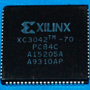 XC3042 von 1995: Da FPGA-Hersteller Anfang der 1990er Jahre ausschließlich als Fabless-Anbieter auftraten, mussten die Bausteine im Vergleich zu anderen Halbleitern erst gewisse Fertigungshindernisse überwinden. XC3042 von 1995: Da FPGA-Hersteller Anfang der 1990er Jahre ausschließlich als Fabless-Anbieter auftraten, mussten die Bausteine im Vergleich zu anderen Halbleitern erst gewisse Fertigungshindernisse überwinden.