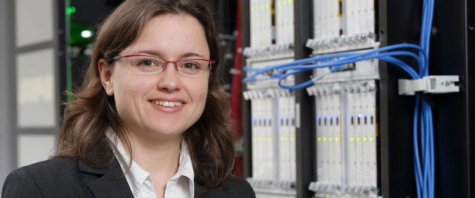 Die Autorin Dr. Estela Suarez ist die Projekt-Managerin des EU-Projekts "DEEP" und "DEEP-ER" am Jülich Supercomputing Centre. Die Autorin Dr. Estela Suarez ist die Projekt-Managerin des EU-Projekts "DEEP" und "DEEP-ER" am Jülich Supercomputing Centre.