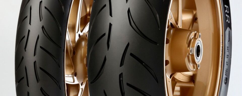 Gute Reifen sind das A und O beim Fahren. Der Sportec M7 RR wurde von „Motorrad“ als goldwert befunden. Gute Reifen sind das A und O beim Fahren. Der Sportec M7 RR wurde von „Motorrad“ als goldwert befunden.