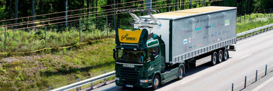 Auf einem zwei Kilometer langen Autobahnabschnitt der E16 nördlich von Stockholm wird für die nächsten zwei Jahre ein Siemens-Oberleitungssystem für Lkw getestet. Auf einem zwei Kilometer langen Autobahnabschnitt der E16 nördlich von Stockholm wird für die nächsten zwei Jahre ein Siemens-Oberleitungssystem für Lkw getestet.