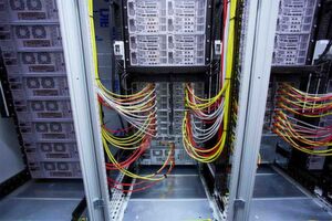 Für die Wartung einer Löschanlage ist es hilfreich, wenn Techniker über eine USB-Schnittstelle bequem und ohne Ausbau des 19-Zoll-Einschubs auf die Komponenten zugreifen können. Für die Wartung einer Löschanlage ist es hilfreich, wenn Techniker über eine USB-Schnittstelle bequem und ohne Ausbau des 19-Zoll-Einschubs auf die Komponenten zugreifen können.