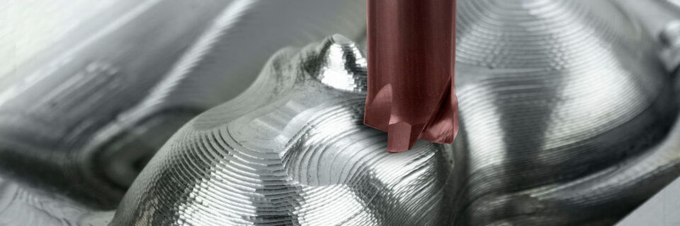 Vierschneidiger VHM-Schaftfräser MultiEgge 4Feed HSC von LMT Fette mit 10 mm Ø beim Fräsen von Werkzeugstahl mit 58 HRC. Die nanostrukturierte Beschichtung verträgt um 200 °C höhere Zerspanungstemperaturen als herkömmliche Schichten, die Standzeit konnte um 50 % erhöht werden. Vierschneidiger VHM-Schaftfräser MultiEgge 4Feed HSC von LMT Fette mit 10 mm Ø beim Fräsen von Werkzeugstahl mit 58 HRC. Die nanostrukturierte Beschichtung verträgt um 200 °C höhere Zerspanungstemperaturen als herkömmliche Schichten, die Standzeit konnte um 50 % erhöht werden.