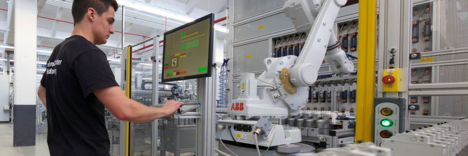 Mithilfe von ABB-Industrierobotern erreicht die neue Produktionslinie ML2 von ABB Stotz Kontakt ein neues Maß an Flexibilität und Varianz. Mithilfe von ABB-Industrierobotern erreicht die neue Produktionslinie ML2 von ABB Stotz Kontakt ein neues Maß an Flexibilität und Varianz.