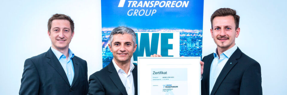 Matthias Prenzel (rechts), Vertriebsbeauftragter Süddeutschland, TÜV Rheinland Cert GmbH, übergab am 13. Juli 2016 in Ulm das „ISO 27001“-Zertifikat an Transporeon-Geschäftsführer Ahmet Arslan und Markus Franke (links), Information Security Officer bei Transporeon. Matthias Prenzel (rechts), Vertriebsbeauftragter Süddeutschland, TÜV Rheinland Cert GmbH, übergab am 13. Juli 2016 in Ulm das „ISO 27001“-Zertifikat an Transporeon-Geschäftsführer Ahmet Arslan und Markus Franke (links), Information Security Officer bei Transporeon.