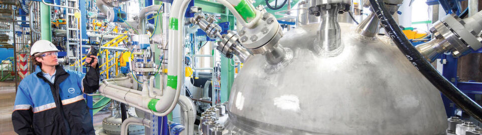 Kohlendioxid als neuer Rohstoff: In dieser Produktionsanlage in Dormagen baut Covestro jetzt 20 Prozent CO2 in eine wichtige Schaumstoff-Komponente ein. Kohlendioxid als neuer Rohstoff: In dieser Produktionsanlage in Dormagen baut Covestro jetzt 20 Prozent CO2 in eine wichtige Schaumstoff-Komponente ein.