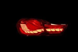 Die fächerförmig angeordneten organischen Leuchtdioden in der Heckleuchte des neuen BMW M4 GTS eröffnen viele Design-Möglichkeiten. Insgesamt sind 15 OLEDs pro Leuchte verbaut, die eine Helligkeit von 1200 cd/m² bieten. Die fächerförmig angeordneten organischen Leuchtdioden in der Heckleuchte des neuen BMW M4 GTS eröffnen viele Design-Möglichkeiten. Insgesamt sind 15 OLEDs pro Leuchte verbaut, die eine Helligkeit von 1200 cd/m² bieten.