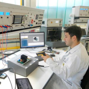 Bild 1: An Montage- und Servicearbeitsplätzen stehen mit der Elabo Softwarelösung EIM jederzeit alle prozessrelevanten Informationen zur Verfügung. Messgeräte werden automatisch parametrisiert, Werkerführungen auf dem Arbeitsplatzbildschirm unterstützen die korrekte Durchführung aller Prozessschritte und ermöglichen zudem die lückenlose Dokumentation per Eingabeprotokoll. Bild 1: An Montage- und Servicearbeitsplätzen stehen mit der Elabo Softwarelösung EIM jederzeit alle prozessrelevanten Informationen zur Verfügung. Messgeräte werden automatisch parametrisiert, Werkerführungen auf dem Arbeitsplatzbildschirm unterstützen die korrekte Durchführung aller Prozessschritte und ermöglichen zudem die lückenlose Dokumentation per Eingabeprotokoll.