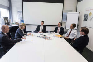 Am Roundtable nahmen teil v. l. Matthias Böhm, Publisher SMM, Susanne Reinshagen, Redaktorin SMM, Michael Hauser, CEO Tornos SA, Walter Börsch, CEO Starrag Group, Jean-Daniel Isoz, Leiter Business Unit Precision Engineering der Starrag Group und Dipl.-Ing. Walter Fust, VR-Mitglied Starrag Group Holding AG und Tornos SA. Am Roundtable nahmen teil v. l. Matthias Böhm, Publisher SMM, Susanne Reinshagen, Redaktorin SMM, Michael Hauser, CEO Tornos SA, Walter Börsch, CEO Starrag Group, Jean-Daniel Isoz, Leiter Business Unit Precision Engineering der Starrag Group und Dipl.-Ing. Walter Fust, VR-Mitglied Starrag Group Holding AG und Tornos SA.