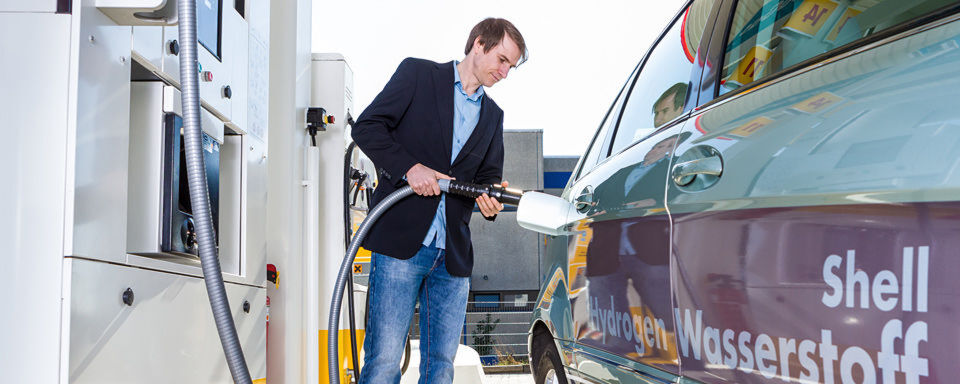 In Wuppertal wurde kürzlich die erste Wasserstofftankstelle mit Serientechnik eröffnet, bis zu 100 weitere Tankstellen sollen folgen. In Wuppertal wurde kürzlich die erste Wasserstofftankstelle mit Serientechnik eröffnet, bis zu 100 weitere Tankstellen sollen folgen.