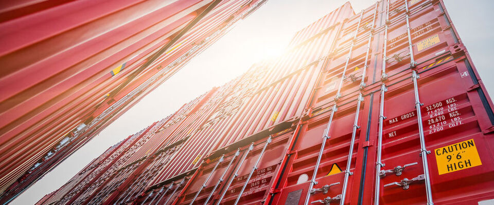 Die Integration von Container-Technologie in das Windows-Betriebssystem für Arbeitsstationen erlaubt Administratoren und Entwicklern die Vorbereitung für Container und „Hyper-V“-Container für das Rechenzentrum. Die Integration von Container-Technologie in das Windows-Betriebssystem für Arbeitsstationen erlaubt Administratoren und Entwicklern die Vorbereitung für Container und „Hyper-V“-Container für das Rechenzentrum.