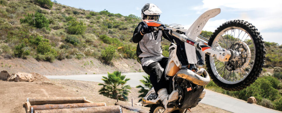 Motocrosskleidung darf nicht zu weit sein, aber auch nicht einschnüren. Die neue Thor MX-Kollektion soll die passende Ausstattung haben. Motocrosskleidung darf nicht zu weit sein, aber auch nicht einschnüren. Die neue Thor MX-Kollektion soll die passende Ausstattung haben.