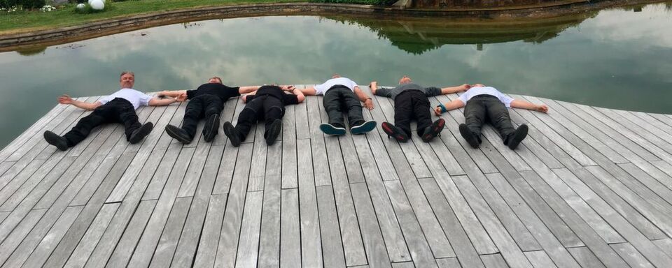 Gruppe 4 Maderner am Pool des Hochwälder Wohfühlhotels in Losheim am See nach getaner Arbeit. Gruppe 4 Maderner am Pool des Hochwälder Wohfühlhotels in Losheim am See nach getaner Arbeit.