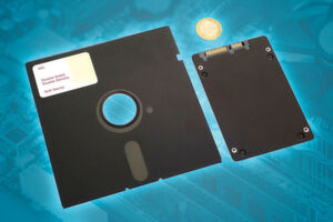 Bild 2: 5¼“ Floppy Disk mit 1 MB Speicher (links) im Vergleich zur 2.5“-SSD mit 2 TB Speicher Bild 2: 5¼“ Floppy Disk mit 1 MB Speicher (links) im Vergleich zur 2.5“-SSD mit 2 TB Speicher