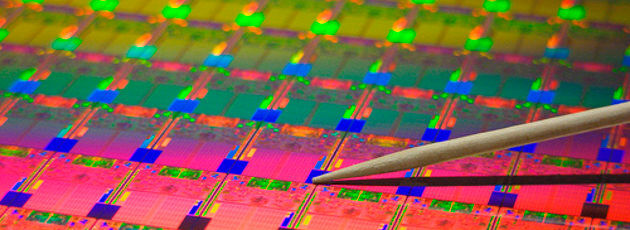 Wafer in Nahansicht: Die Tage, in die Transistorendichte allein durch die Skalierung ihrer Größe und Verkleinerung der planaren Abstände zueinander erreicht wird, sind laut der Semiconductor Industry Association (SIA) gezählt. Die Optmimierung der Transistorenzahl auf Halbleitern soll ab 2021 in erster Linie von neuen Technologien wie 3-D-Integration abhängig sein. Wafer in Nahansicht: Die Tage, in die Transistorendichte allein durch die Skalierung ihrer Größe und Verkleinerung der planaren Abstände zueinander erreicht wird, sind laut der Semiconductor Industry Association (SIA) gezählt. Die Optmimierung der Transistorenzahl auf Halbleitern soll ab 2021 in erster Linie von neuen Technologien wie 3-D-Integration abhängig sein.