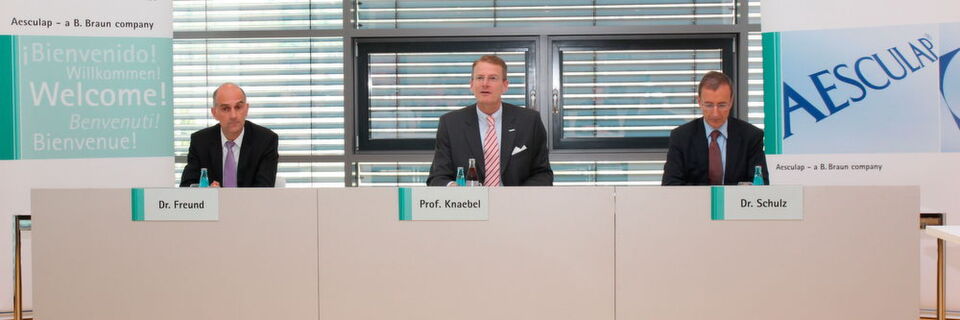 Ein Bild, das es so nicht mehr geben wird: Pressekonferenz 2014 mit den Aesculap-Vorständen Dr. Dirk Freund (li., Forschung & Entwicklung), Prof. Dr. Hanns-Peter Knaebel (Mitte, Vorsitzender) und Dr. Joachim Schulz (re., Produktion & Logistik). Ein Bild, das es so nicht mehr geben wird: Pressekonferenz 2014 mit den Aesculap-Vorständen Dr. Dirk Freund (li., Forschung & Entwicklung), Prof. Dr. Hanns-Peter Knaebel (Mitte, Vorsitzender) und Dr. Joachim Schulz (re., Produktion & Logistik).
