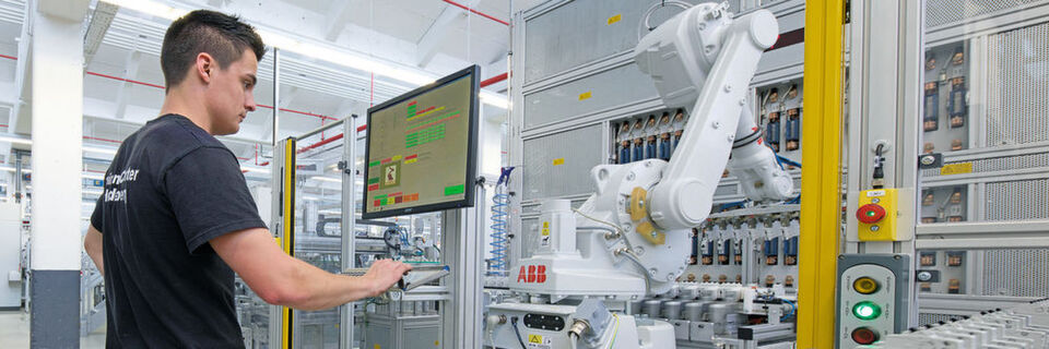 Hochautomatisiert und flexibel wird auf der Fertigungslinie ML2 die dreifache Anzahl Varianten von Sicherungsautomaten wie bisher produziert. Hochautomatisiert und flexibel wird auf der Fertigungslinie ML2 die dreifache Anzahl Varianten von Sicherungsautomaten wie bisher produziert.