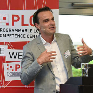 David Thomas, Sales Director Central Europe der Intel Programmable Solutions Group (ehemals Altera), bei der Keynote zum FPGA-Kongress 2016. Die gemeinsam von PLC2 und ELEKTRONIKPRAXIS organisierte dreitägige Veranstaltung rund um die programmierbaren Bausteine lockte vom 12. bis 14. Juli 2016 260 Teilnehmer nach München. David Thomas, Sales Director Central Europe der Intel Programmable Solutions Group (ehemals Altera), bei der Keynote zum FPGA-Kongress 2016. Die gemeinsam von PLC2 und ELEKTRONIKPRAXIS organisierte dreitägige Veranstaltung rund um die programmierbaren Bausteine lockte vom 12. bis 14. Juli 2016 260 Teilnehmer nach München.