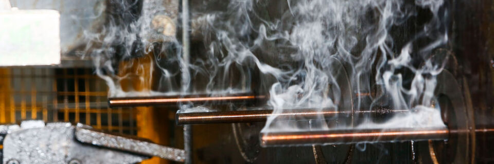 Über die planvolle Steuerung der Temperatur und des Abzugs beim Ziehen stellt Steeltec die gewünschten mechanisch-technischen Eigenschaften des Blankstahls ein. Über die planvolle Steuerung der Temperatur und des Abzugs beim Ziehen stellt Steeltec die gewünschten mechanisch-technischen Eigenschaften des Blankstahls ein.