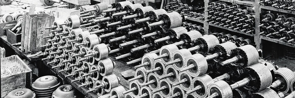 Serienproduktion von Asynchronmotoren bei BBC: Bereits Ende des 19. Jahrhunderts stellten BBC und ASEA diese Motoren her, die sich ab den 1920er-Jahren verbreiteten. Serienproduktion von Asynchronmotoren bei BBC: Bereits Ende des 19. Jahrhunderts stellten BBC und ASEA diese Motoren her, die sich ab den 1920er-Jahren verbreiteten.
