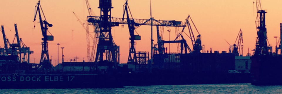 Die Docks des Hamburger Hafens bei Sonnenuntergang (Quelle: GvW Graf von Westphalen) Die Docks des Hamburger Hafens bei Sonnenuntergang (Quelle: GvW Graf von Westphalen)