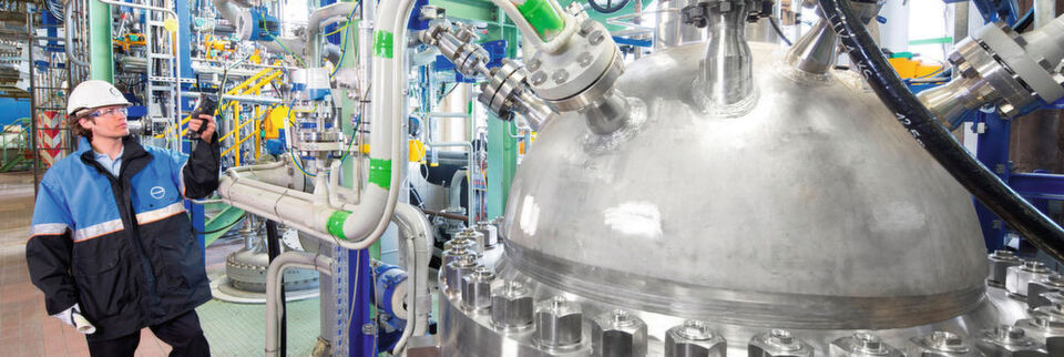 Carbon dioxide as new raw material: At this production plant in Dormagen, Covestro is now incorporating 20 percent CO2 into an important foam component. Carbon dioxide as new raw material: At this production plant in Dormagen, Covestro is now incorporating 20 percent CO2 into an important foam component.