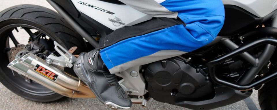 Textilkleidung bietet für Biker diverse Vorteile: Sie ist luftiger, leichter und erlaubt meist das Tragen von Funktionsunterwäsche. Textilkleidung bietet für Biker diverse Vorteile: Sie ist luftiger, leichter und erlaubt meist das Tragen von Funktionsunterwäsche.