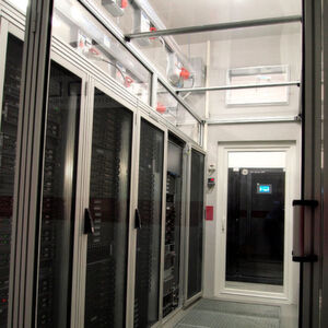 Seit 2013 forscht die dc-ce RZ-Beratung im Test-Rechentzentrum in Berlin. Die Forschungsergebnisse ermöglichen, Rechenzentren energie- und kosteneffizient zu planen. Seit 2013 forscht die dc-ce RZ-Beratung im Test-Rechentzentrum in Berlin. Die Forschungsergebnisse ermöglichen, Rechenzentren energie- und kosteneffizient zu planen.